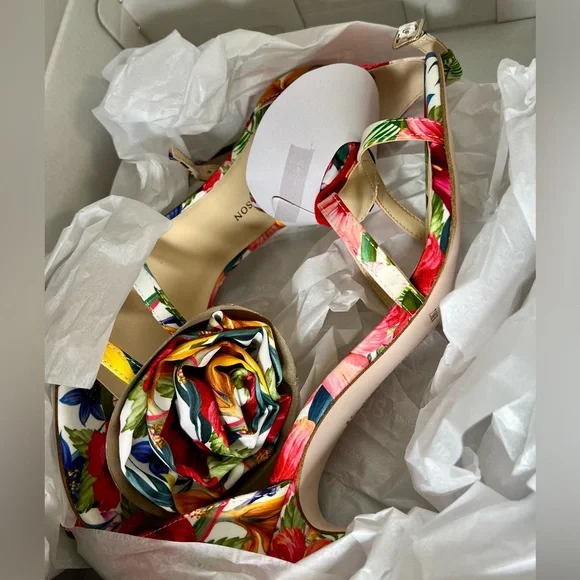 Jessica Simpson Women’s Taiga Floral Heeled Sandals - Picture 4 of 7